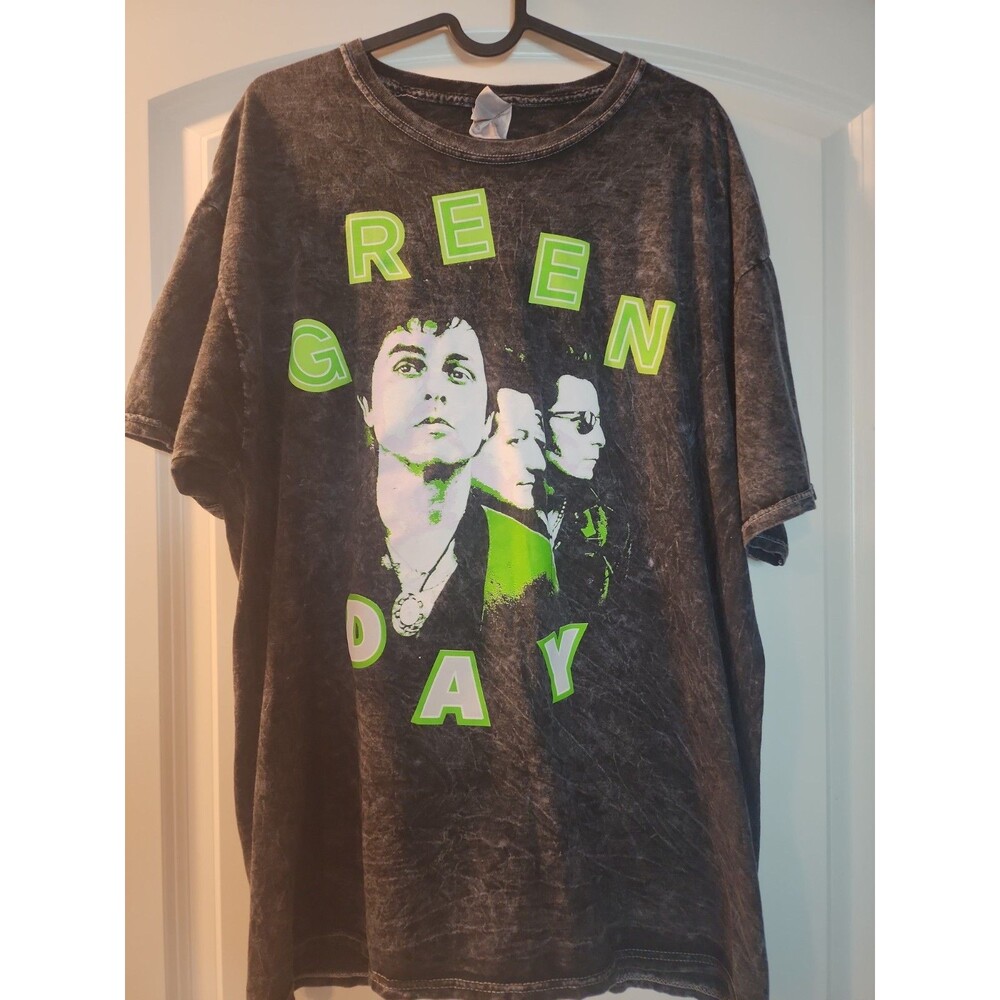 Men's Green Day  Distressed Graphics T-Shirt in Tie-Dye Size: XL ColorTone